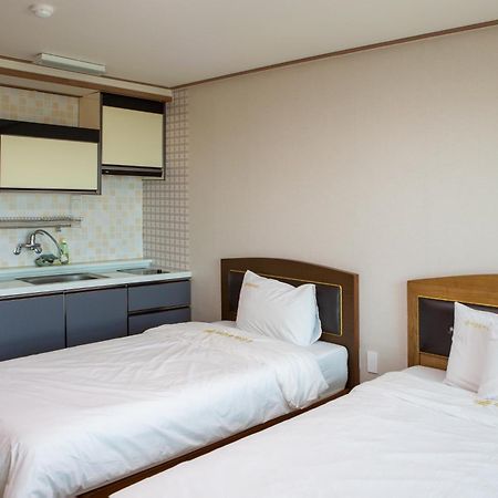 Hotel Amor Чеджудо Номер фото