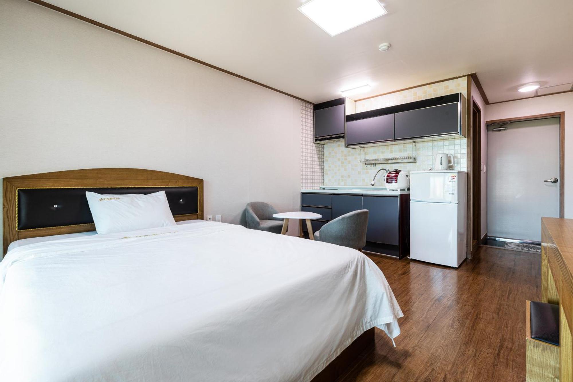 Hotel Amor Чеджудо Номер фото
