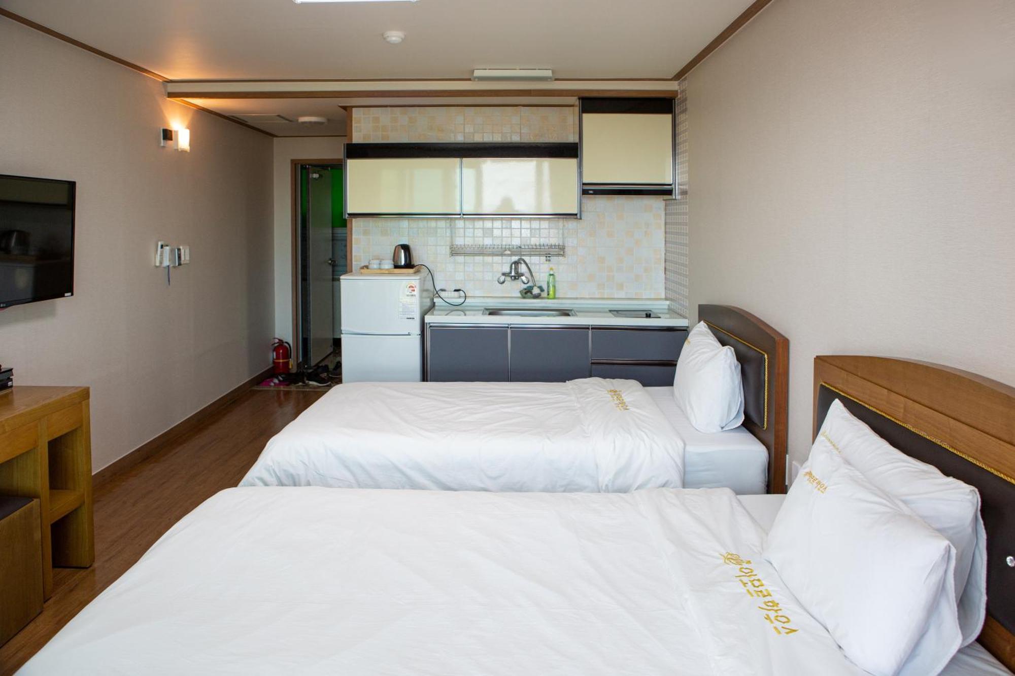 Hotel Amor Чеджудо Номер фото